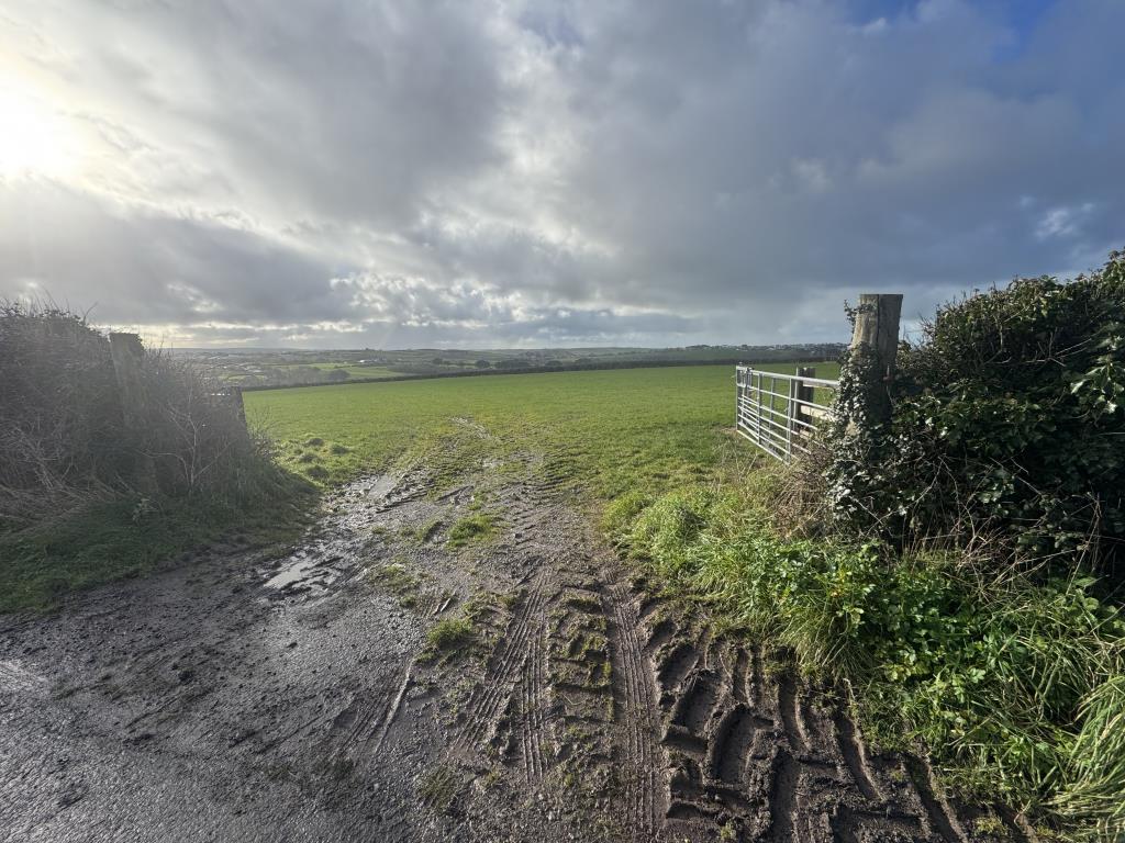 Lot: 51 - 7.63 ACRES OF AGRICULTURAL LAND IN A DESIRABLE LOCATION - Gate onto land